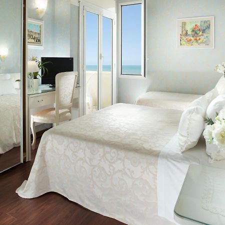 Hotel Admiral - On The Beach Riccione Zewnętrze zdjęcie