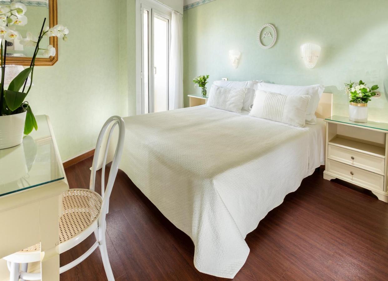 Hotel Admiral - On The Beach Riccione Zewnętrze zdjęcie