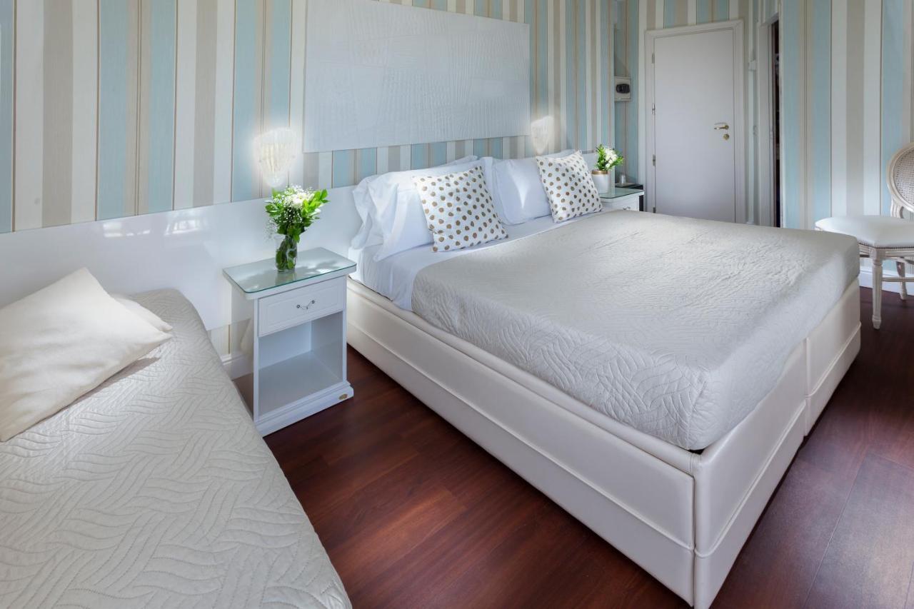 Hotel Admiral - On The Beach Riccione Zewnętrze zdjęcie