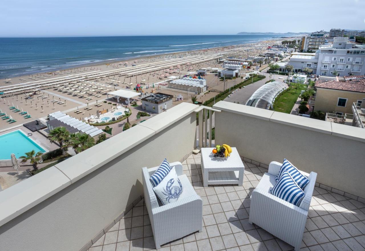 Hotel Admiral - On The Beach Riccione Zewnętrze zdjęcie