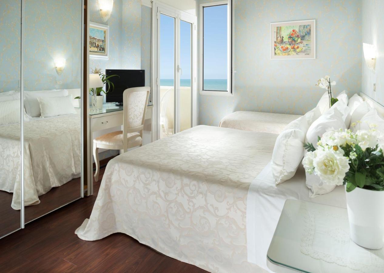 Hotel Admiral - On The Beach Riccione Zewnętrze zdjęcie