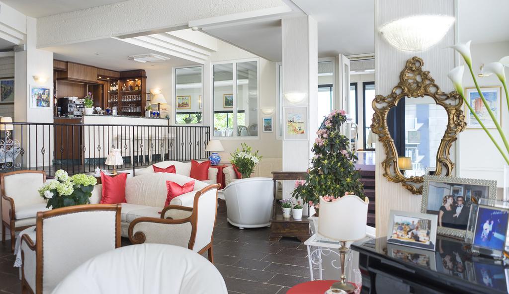 Hotel Admiral - On The Beach Riccione Zewnętrze zdjęcie
