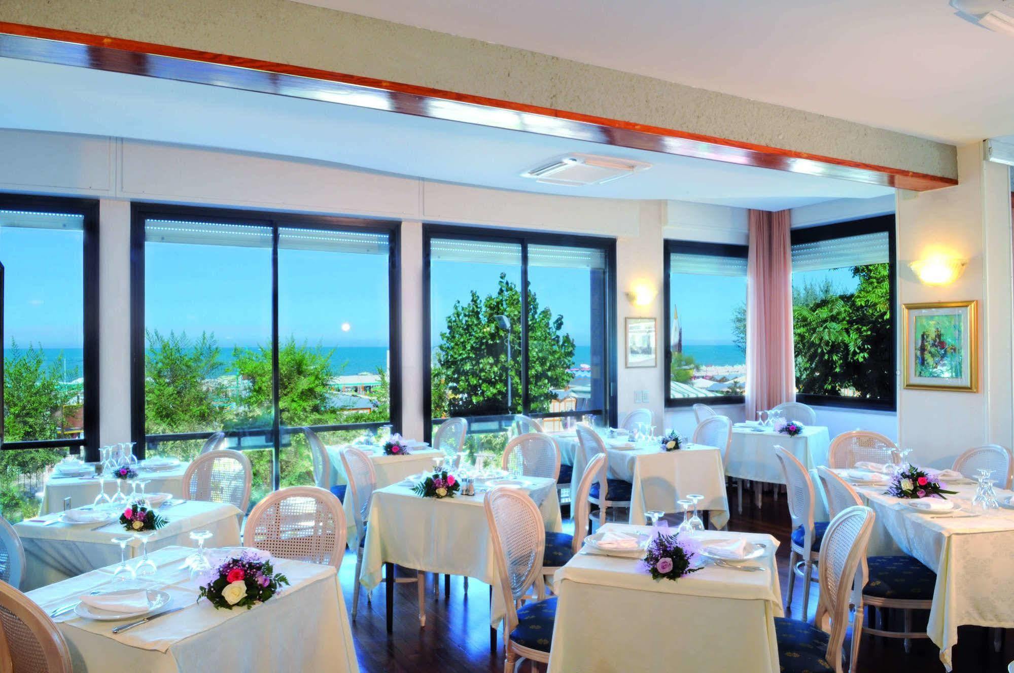 Hotel Admiral - On The Beach Riccione Zewnętrze zdjęcie